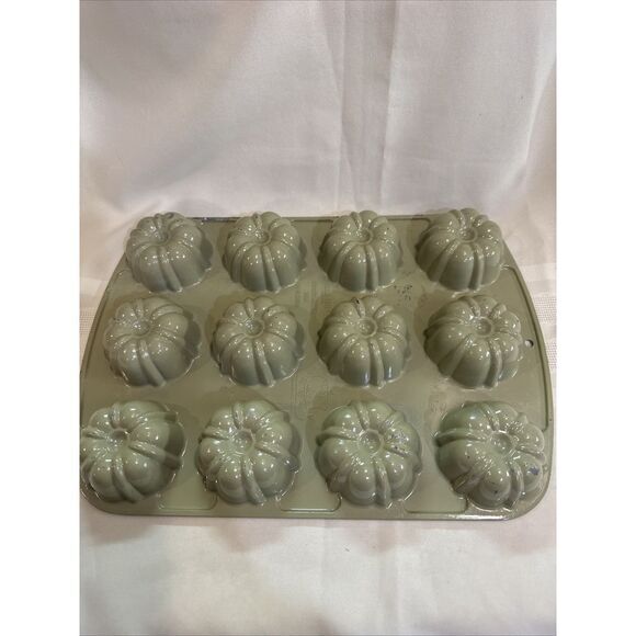 Nordic Ware Mini‎ Bundt Pan, Makes 12 Per Pan, Nonstick Green - Picture 1 of 9